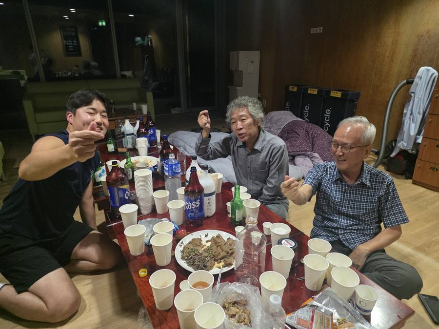 숙소에서 함께 보낸 저녁