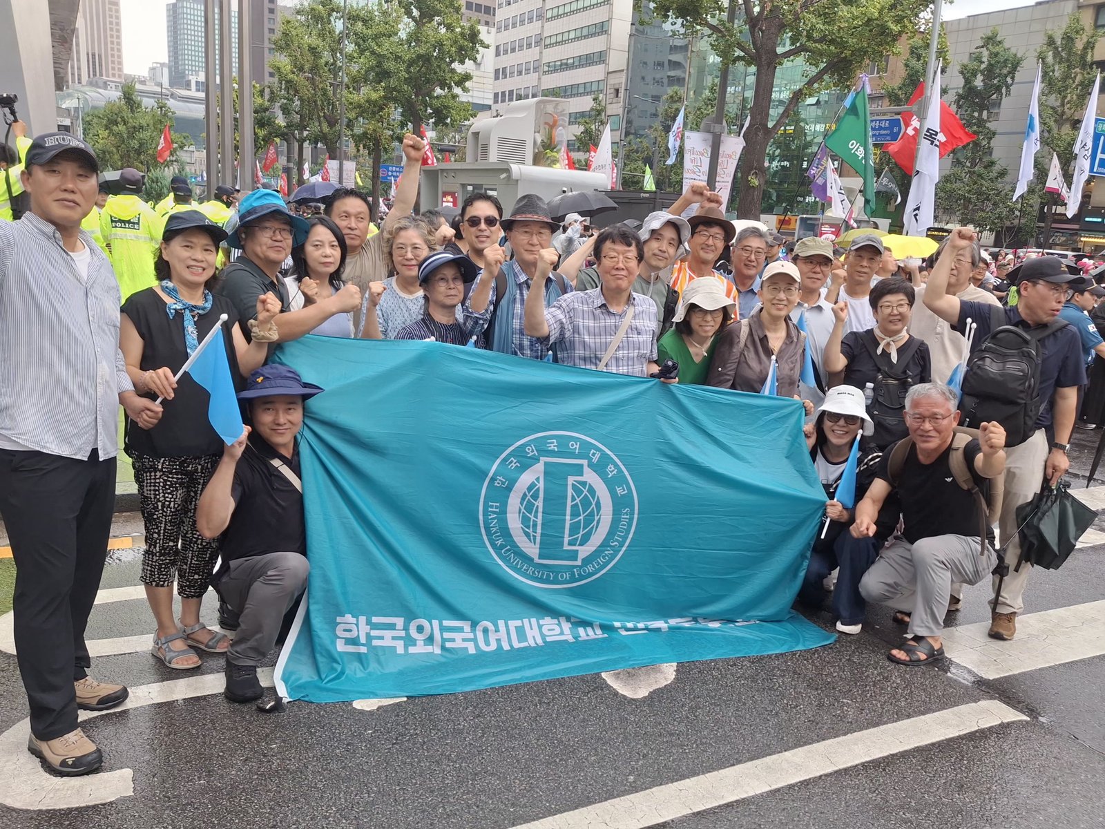 외대 깃발 아래 모인 외민동 회원들