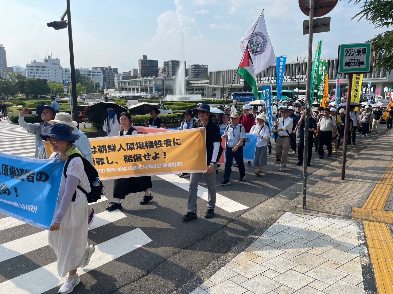평화기념관 앞에서 일본 내 반핵·반전 단체들과 함께 시가행진을 시작함. 사진엔 안 보이지만 경찰이 엄청 많았다.