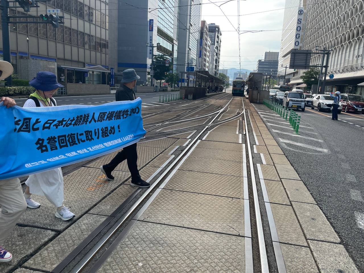 시가행진 중에 전찻길을 건너기도 했다. (참고로 히로시마의 전차는 유명하다고 한다. 일본 전역에서 전차가 없어지는 추세라 더 이상 달릴 수 없게 된 전차들이 이곳에 모인다고 한다. 그래서인지 전차 모양이 제각각이다.)