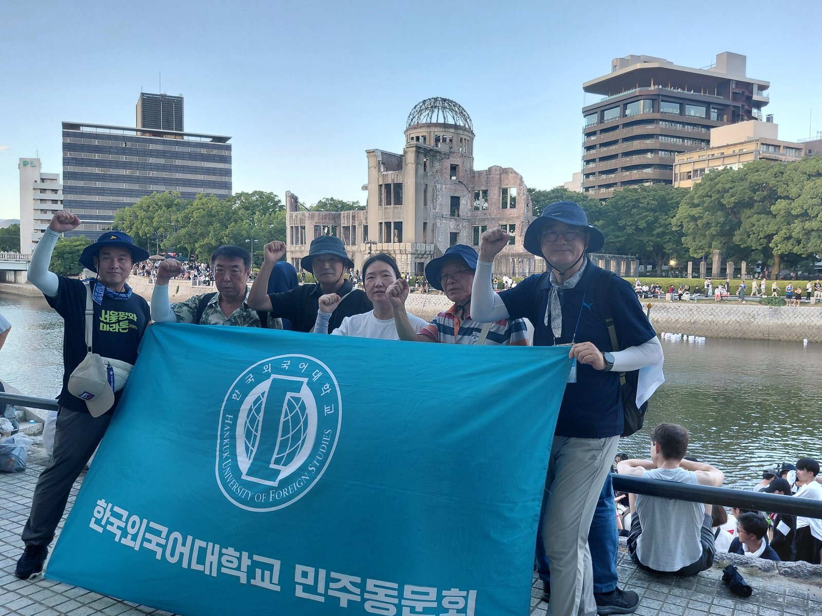 우리 뒤로 보이는 건물이 원폭돔이다.