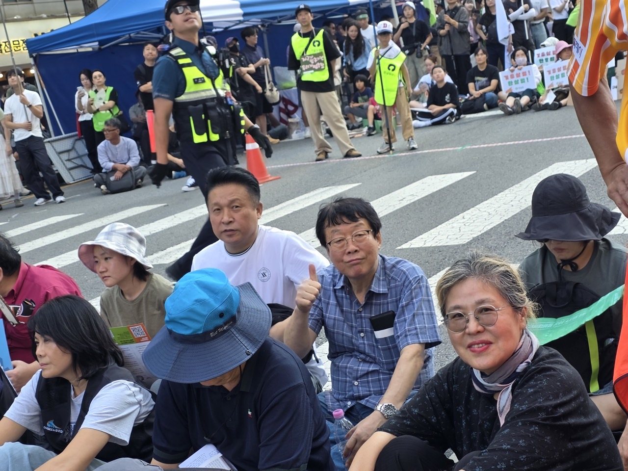 도로에 앉아 본대회를 지켜보는 참가자들