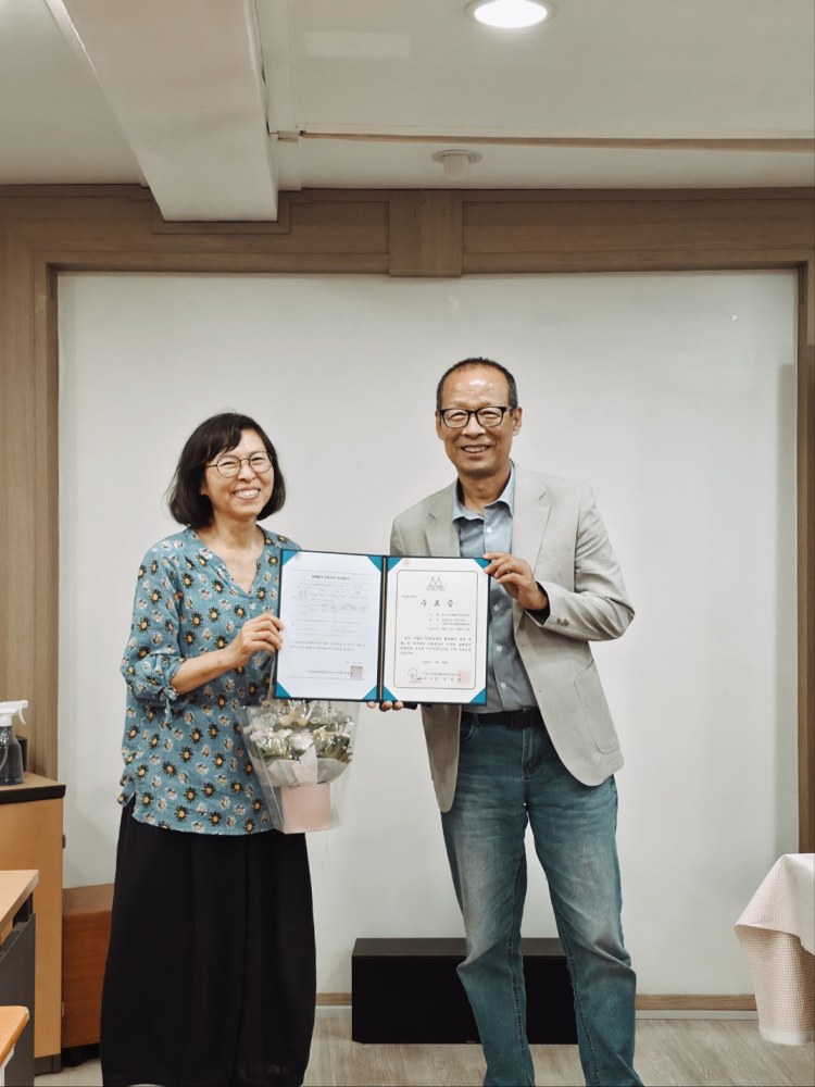 수료식에서 꽃다발을 받은 김복남 동문