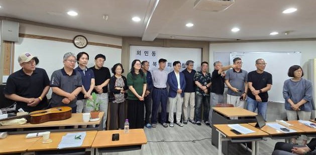 창립식에 모인 동문들