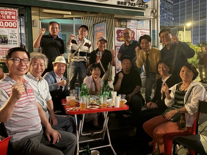 후원주점을 찾은 동문들
