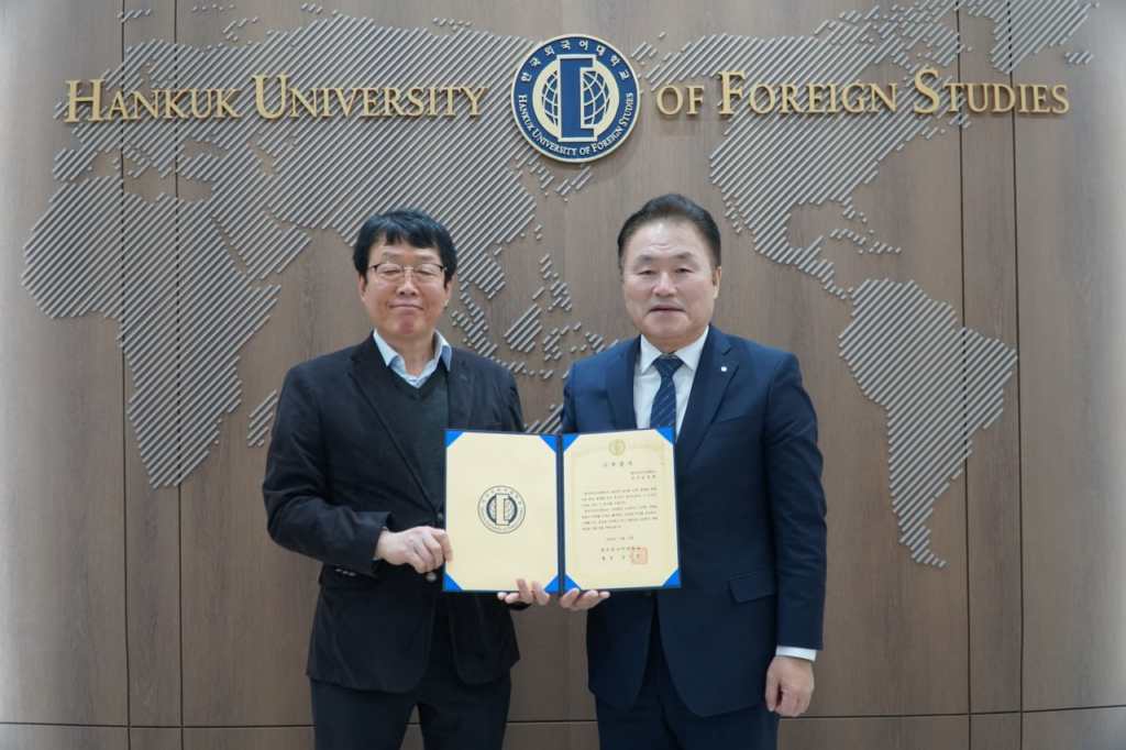 강기훈 총장이 김종찬 회장에게 기부증서를 전달했다.