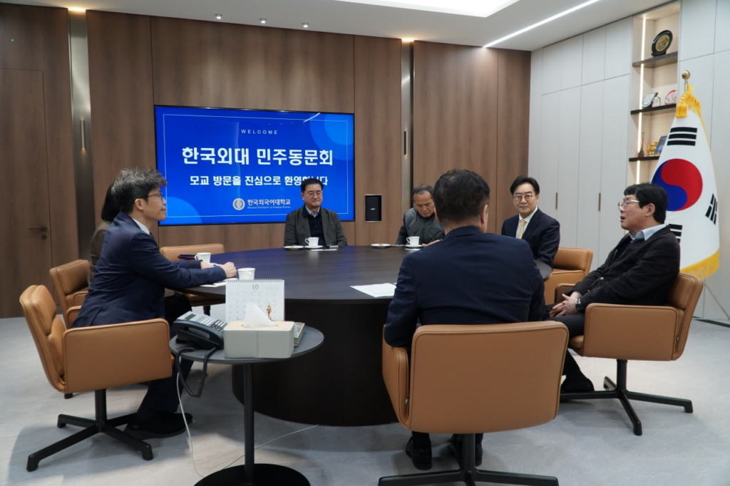 총장실에서 강기훈 총장, 신근혜 학생·인재개발처장, 김강석 대외협력처장과 이야기를 나누는 외민동 회장단